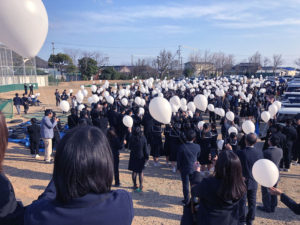 中学校閉校式バルーンリリース