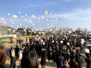 中学校閉校式バルーンリリース