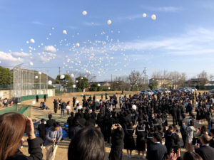 中学校閉校式バルーンリリース